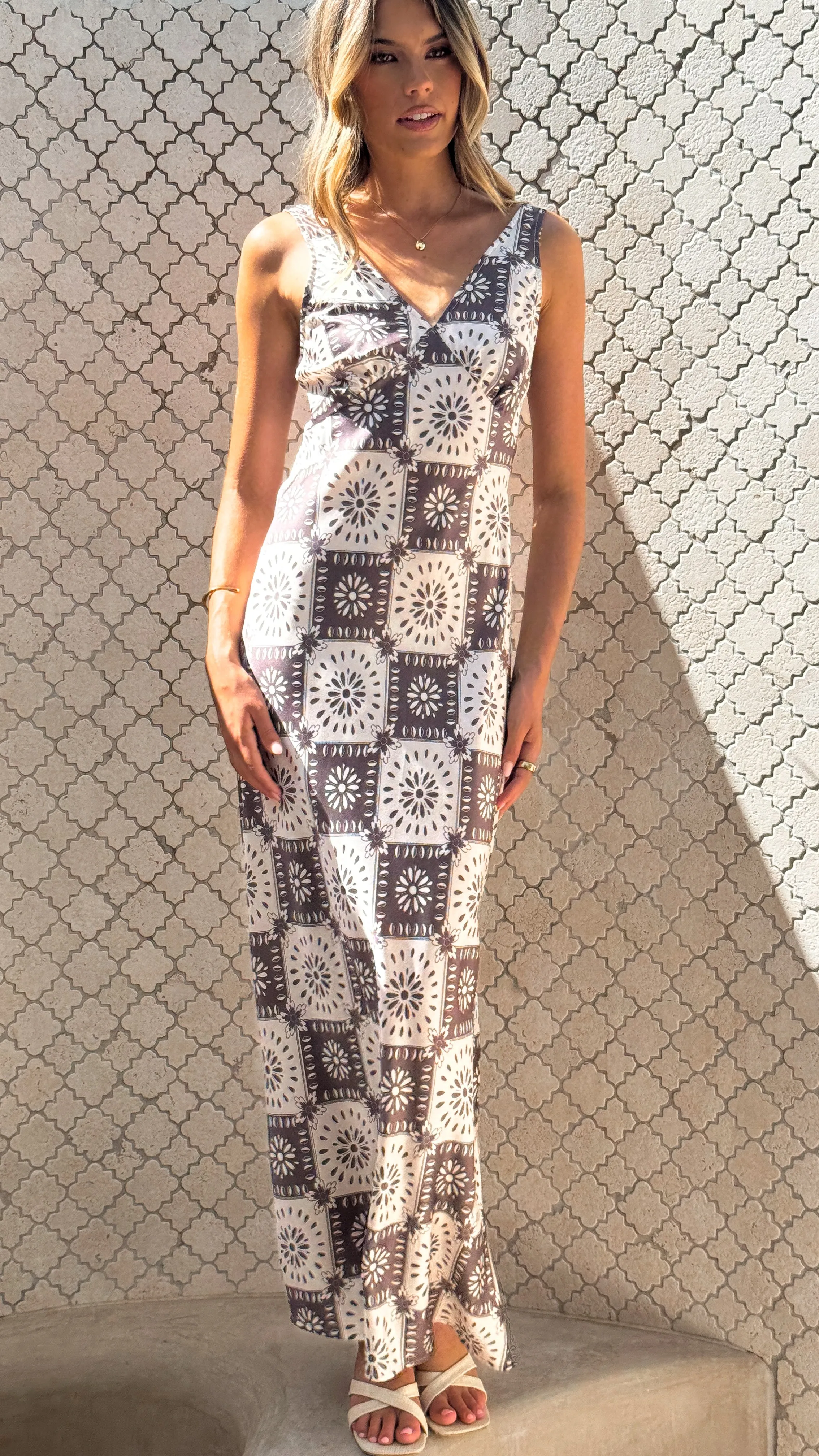 Zeno Maxi Dress - Brown/White Print Layer Art The lightweight fabric of this dress ensures comfort throughout the day without compromising style