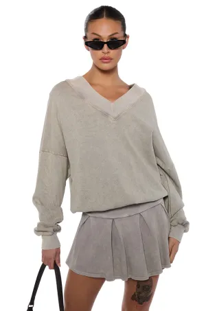 KAYLANI V NECK SWEATSHIRT IN LIGHT GREY Semi Formal Chilly Weather
