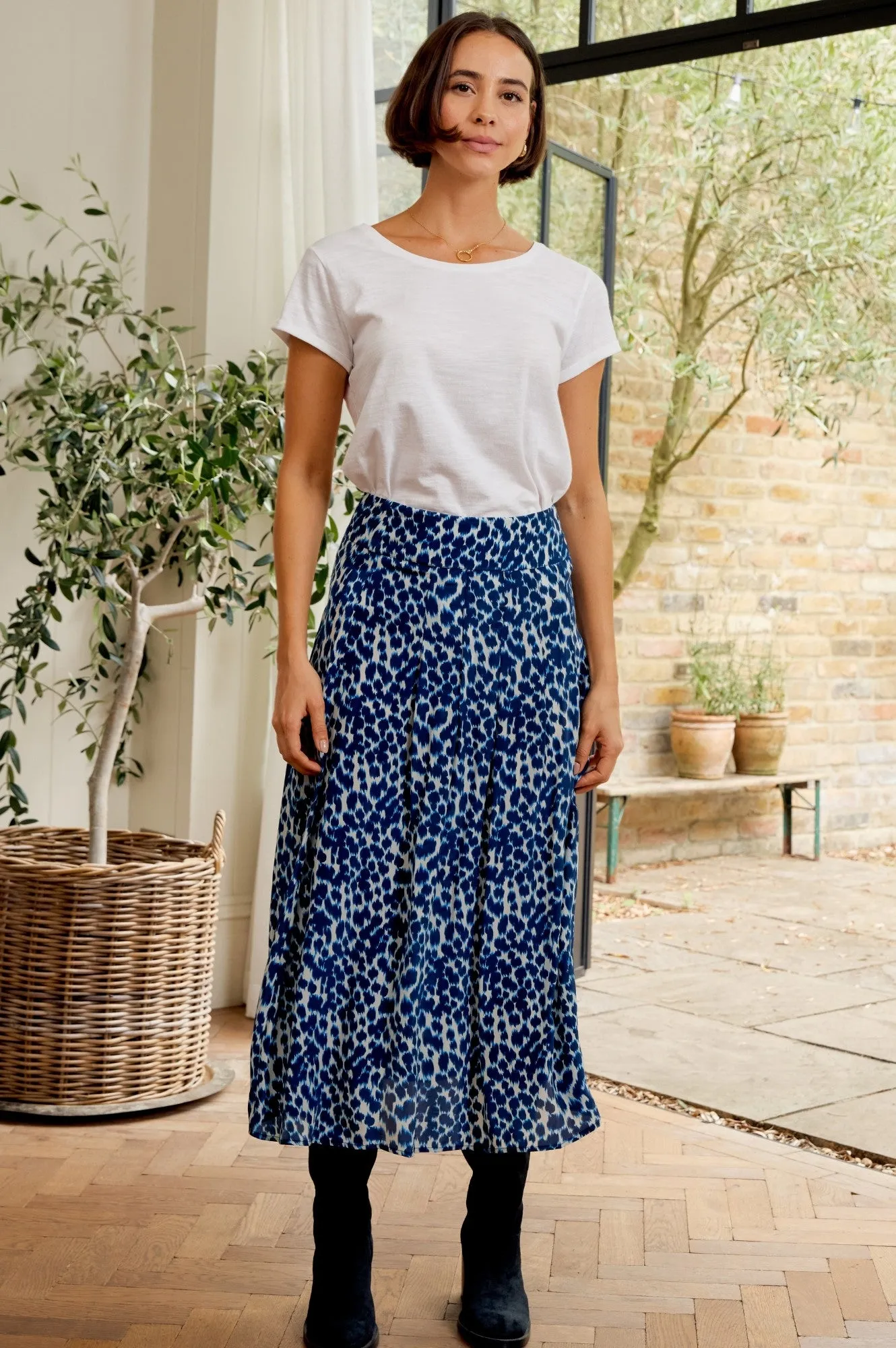 Everyday Look Neutral palette Mira Viscose Crepe Printed Skirt | Animal Ikat Navy/Cream