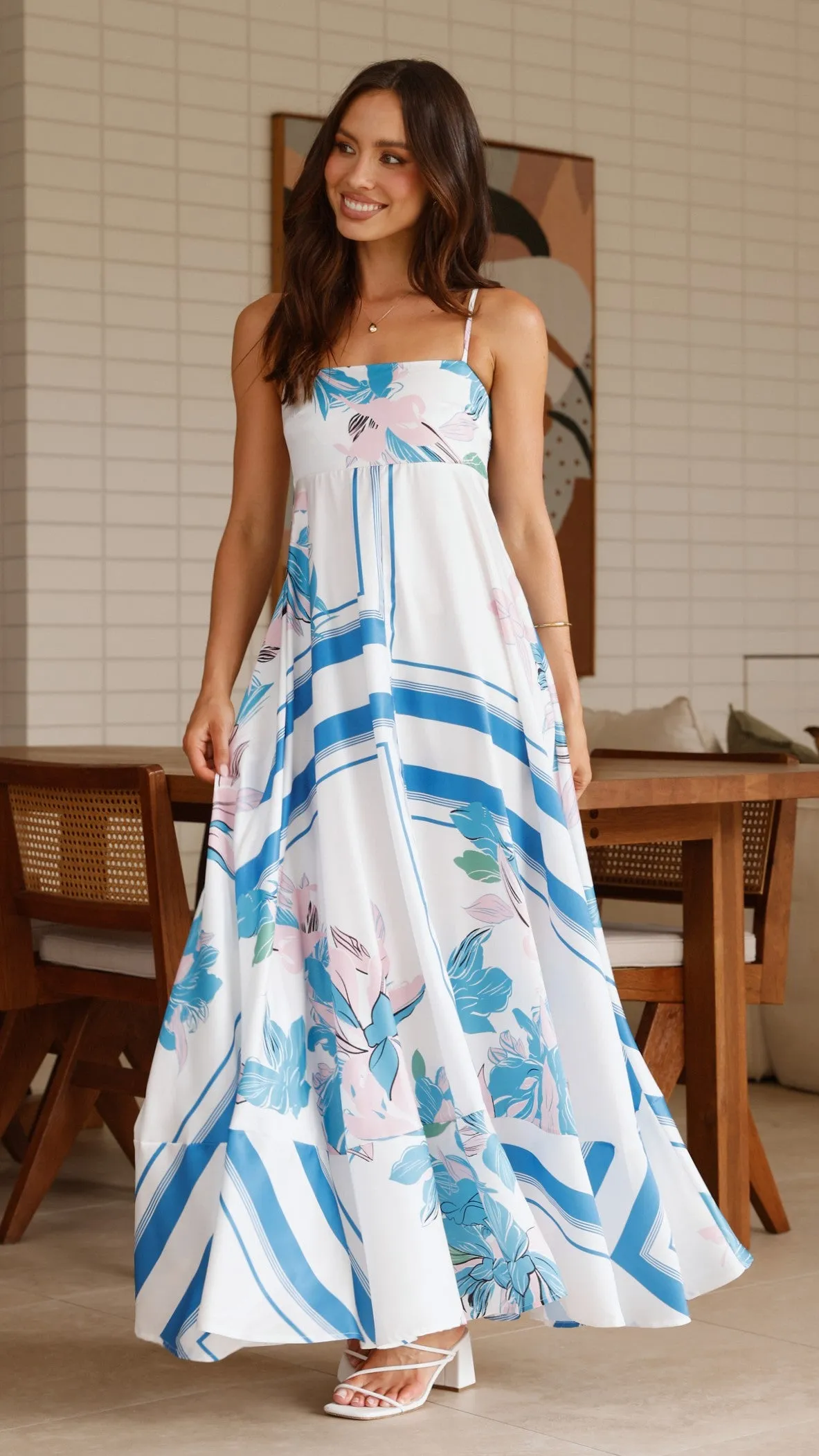 The simple yet refined design of this dress makes it easy to pair with different accessories Long Sleeve Kaethe Maxi Dress - White/Blue