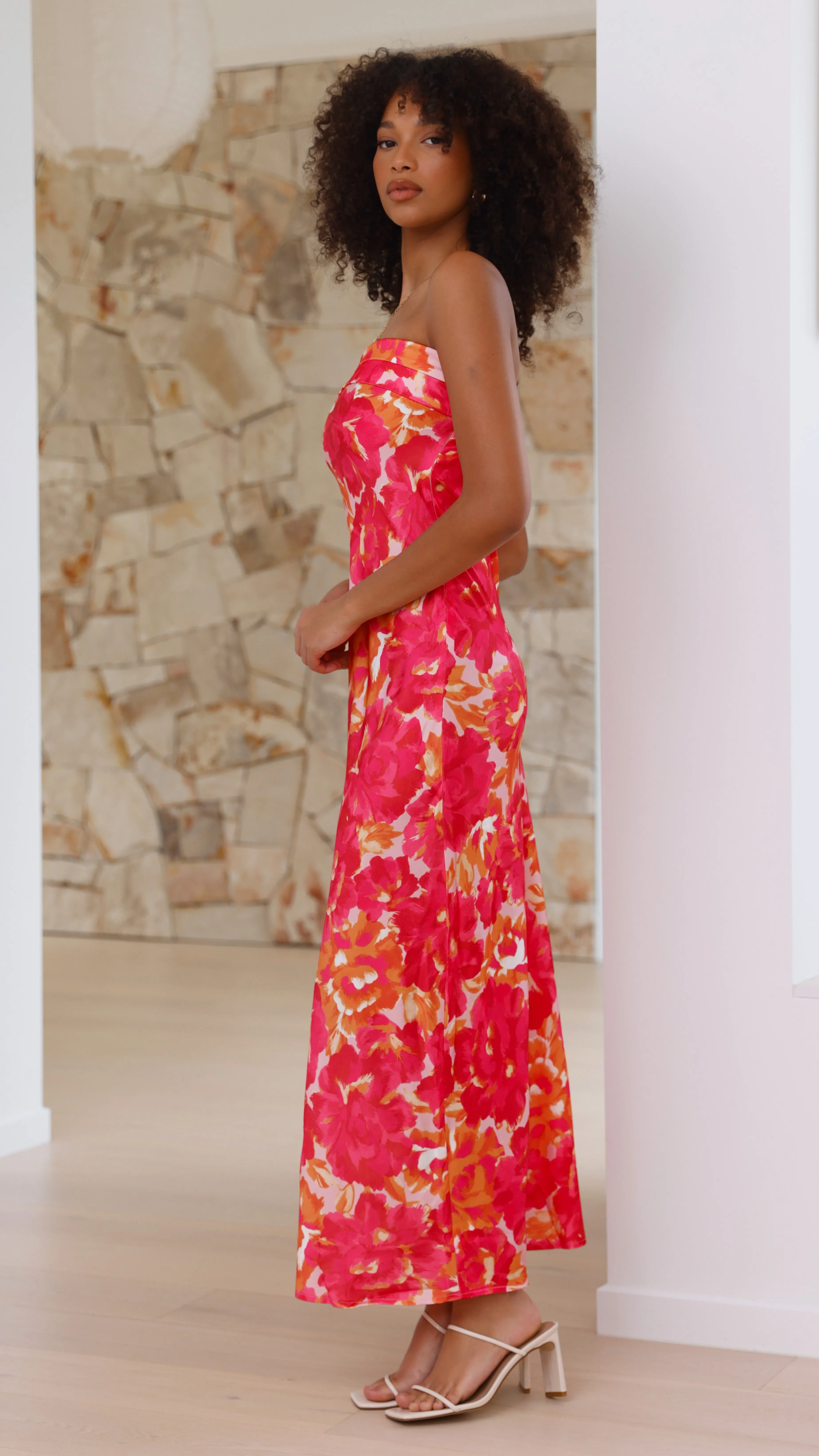Miya Maxi Dress - Pink/Red Floral This dress provides a flattering look for any body type thanks to its classic design