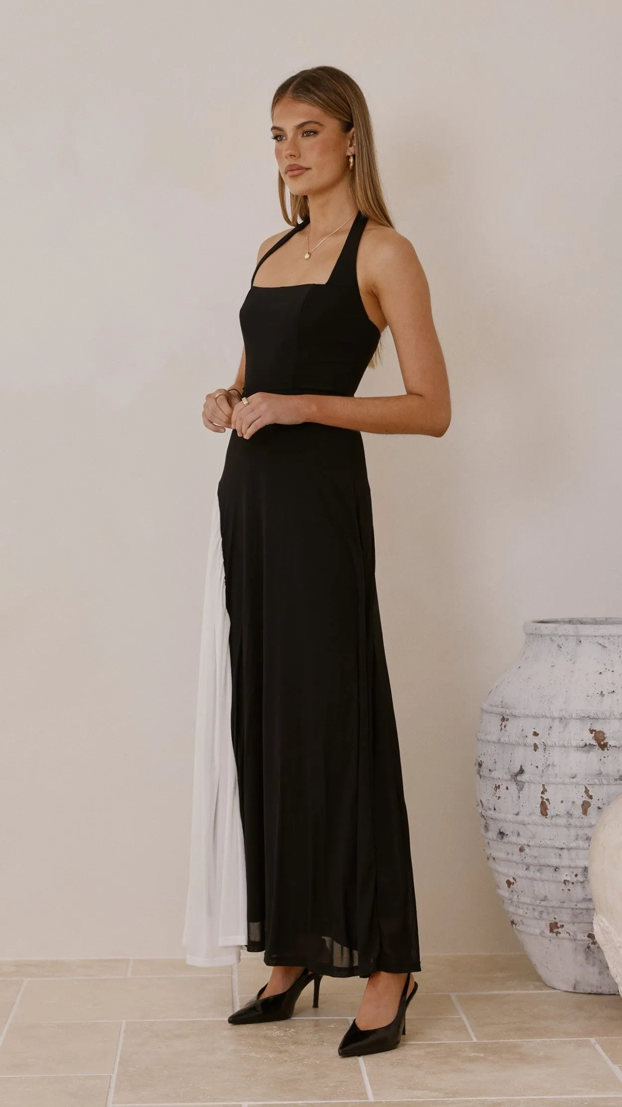 Cia Maxi Dress - Black/White Fashionable day-to-night gown With its simple silhouette this maxi dress offers a flattering look for all body types
