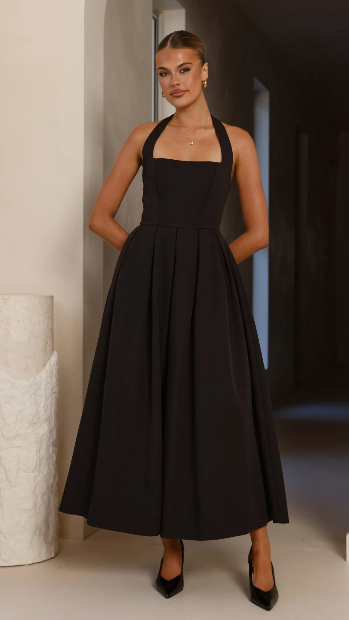The flattering silhouette of this dress enhances your figure without compromising comfort Bold printed floor dress Kristen Maxi Dress - Black
