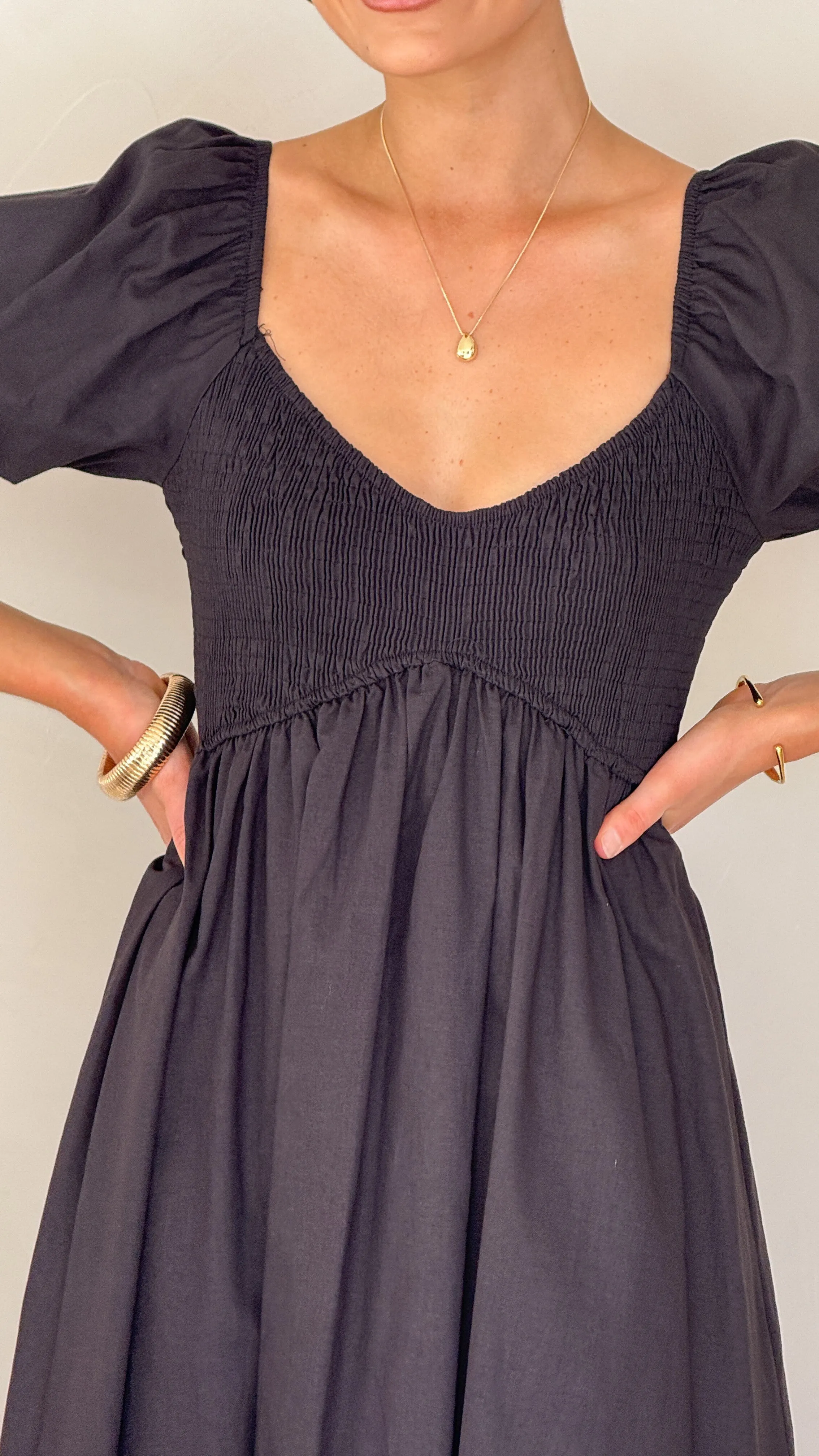 Sahirah Midi Dress - Black The easy-to-wear design of this maxi dress ensures that you can style it effortlessly Peony Bloom