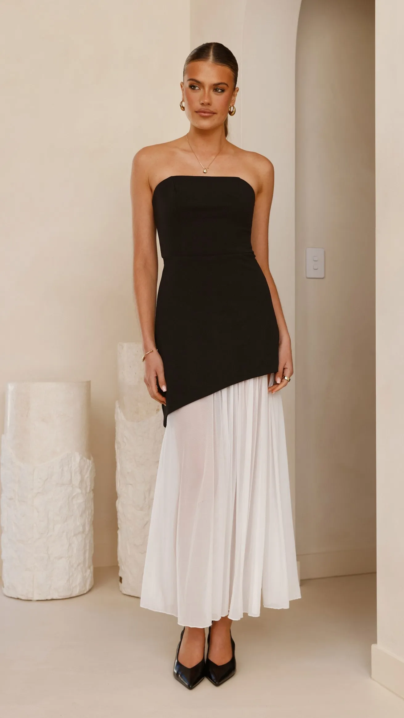 Effortless vacation dress Mirror Glow Fenella Asymmetrical Maxi Dress - Black / White