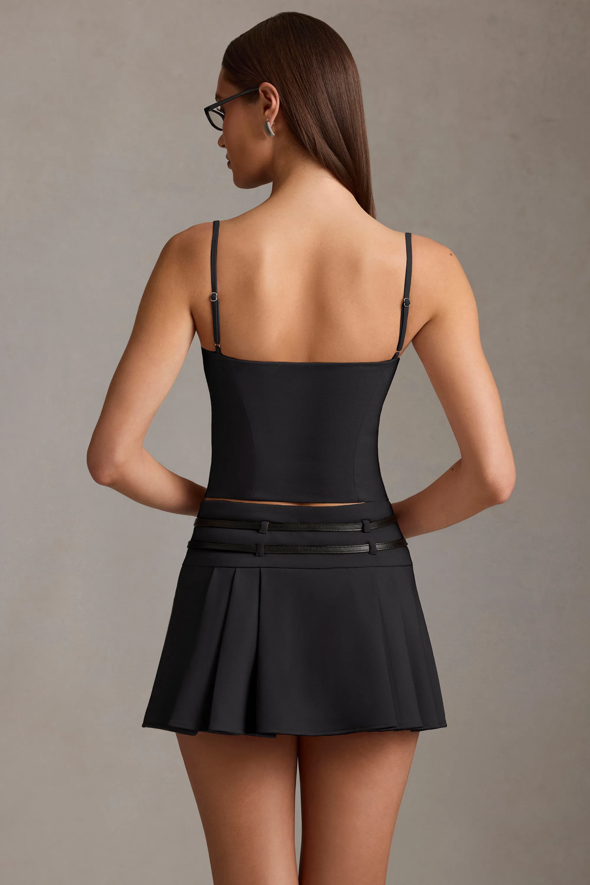 Belted Low-Rise Pleated Mini Skirt in Black Minimal Look Everyday Essential