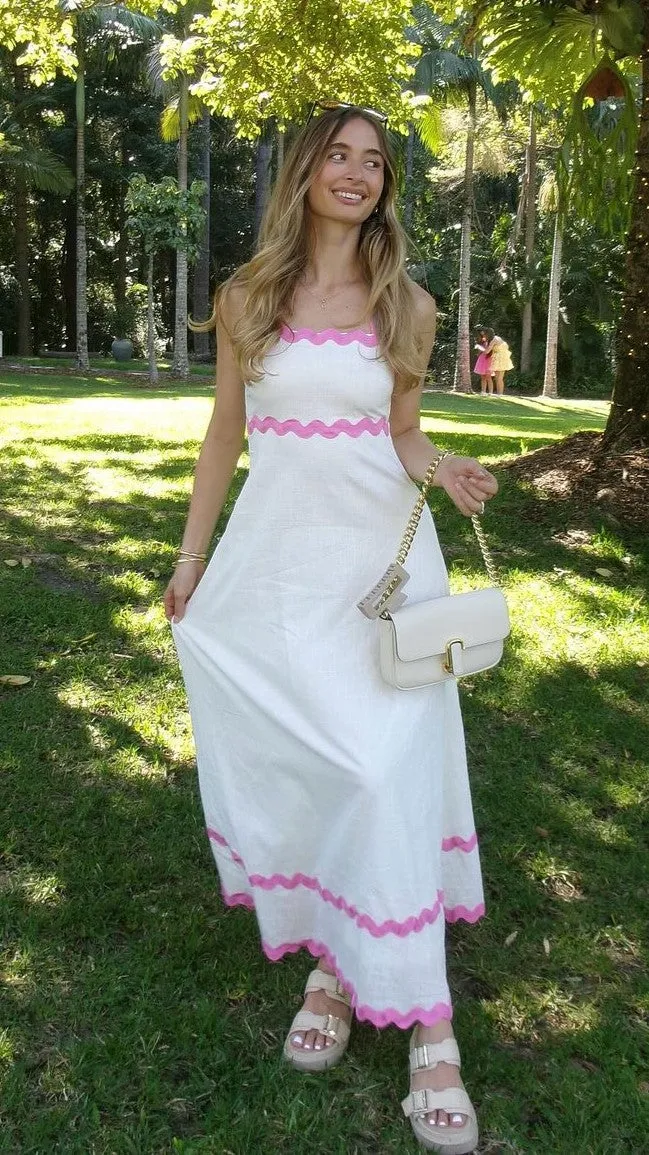 Daleyza Maxi Dress - White / Pink With its soft fabric and elegant cut this dress is perfect for all-day wear