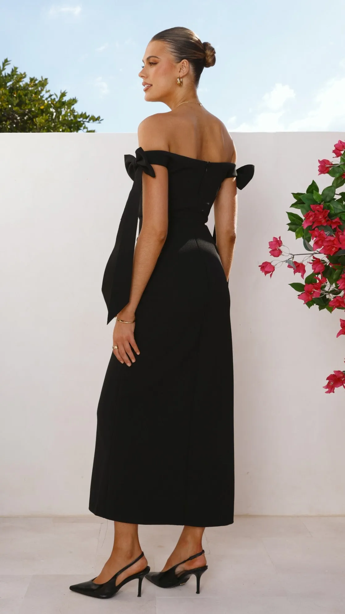 This maxi dress creates an elegant silhouette without sacrificing comfort Zylah Off Shoulder Midi Dress - Black