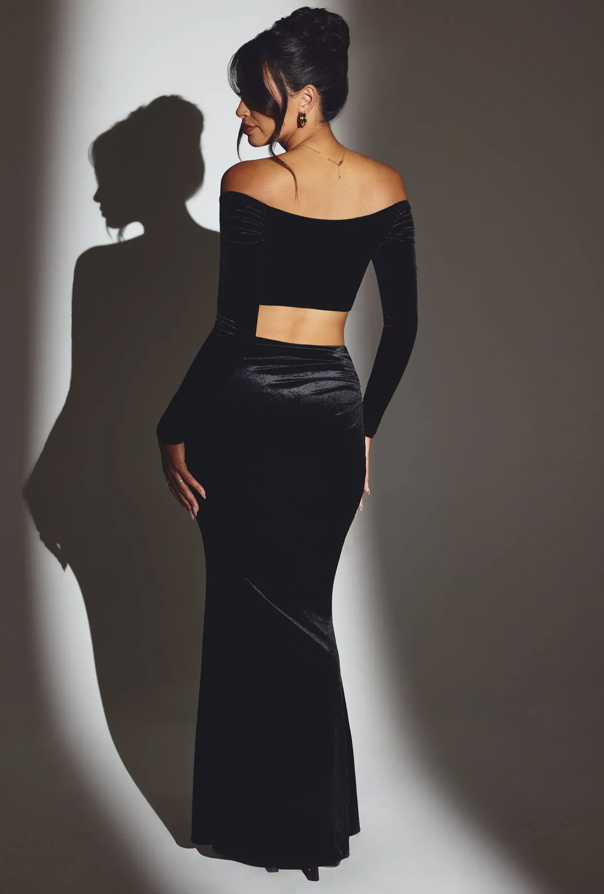 Clean Outfit Gentle Wear Velvet Mid-Rise Maxi Skirt in Jet Black