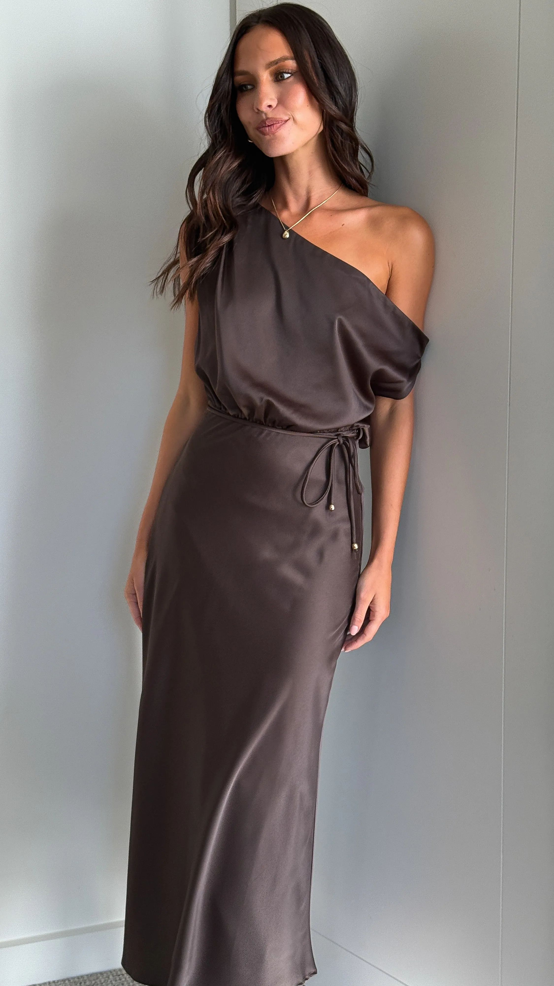 Prudence Maxi Dress - Brown This dress provides a flattering look for any body type thanks to its classic design Voile Glow